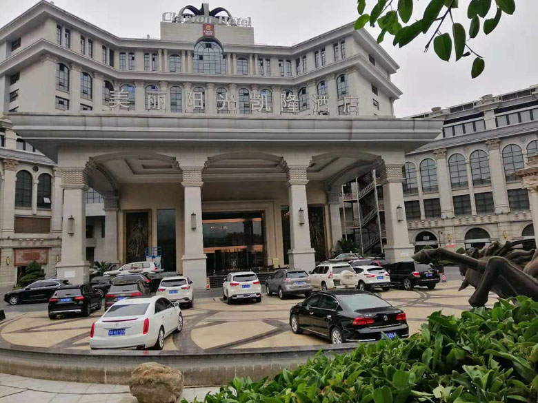 西昌美麗陽光凱隆酒店16m四柱鋁合金升降機(jī)交付使用